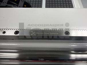 Beaver 30RF-PRO  Косозубые передачи шестерня-рейка по осям X - Y «WMH-Herion» (Германия)  В отличие от передач с прямыми зубьями, косые входят в зацепление постепенно, а не сразу по всей длине  Косозубое зацепление не имеет зоны однопарного зацепл...